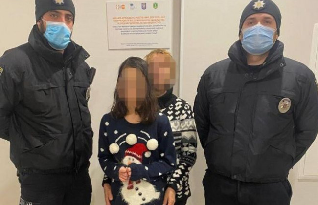 В Киеве мужчина издевался над матерью и ребенком