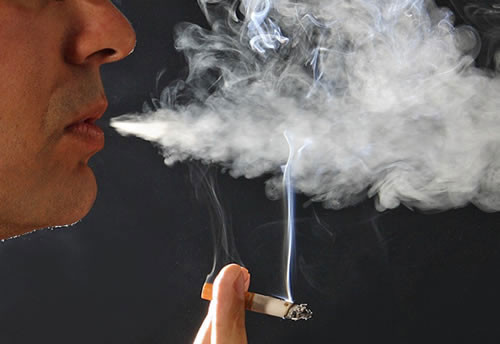Ученые выяснили, что сигаретный дым может передавать коронавирус