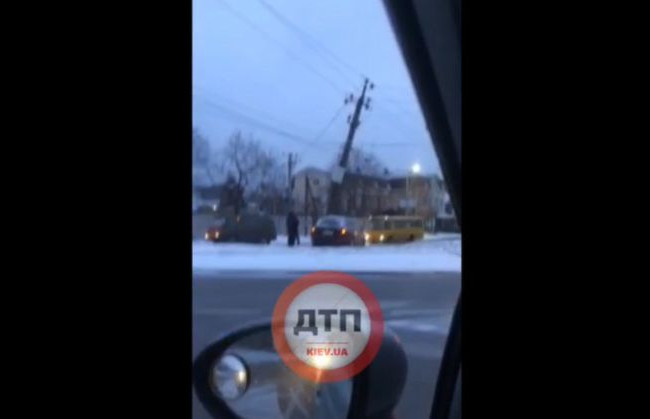 Под Киевом авто снесло электроопору: в жилом комплексе пропал свет