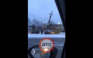Под Киевом авто снесло электроопору: в жилом комплексе пропал свет