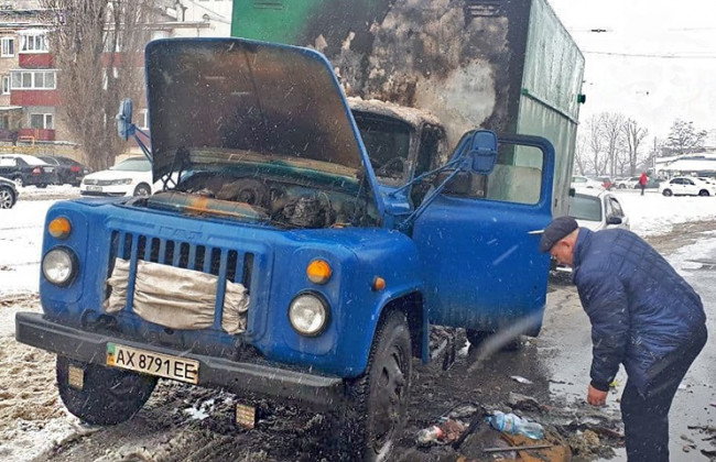В Харькове во время движения загорелся грузовик: фото