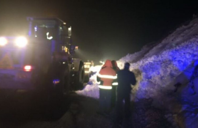 На Закарпатье ночью на трассу сошли две снежные лавины, видео