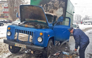 В Харькове во время движения загорелся грузовик: фото