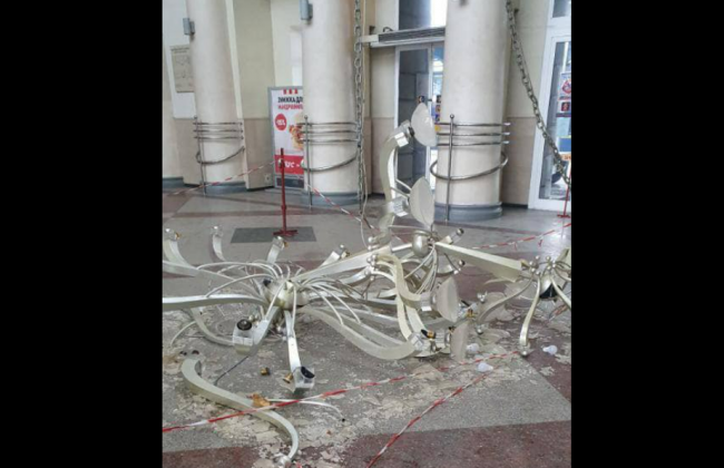 На вокзалі у Дніпрі під час регламентних робіт впала підвісна люстра: УЗ проведе перевірку