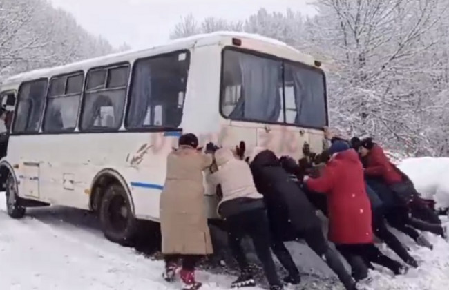 Под Киевом пассажиры вытолкали автобус из снежной ловушки: видео
