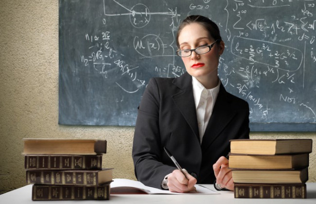 Учителям существенно повысят зарплаты только в 2023 году, но к 1 сентября обещают дать денег