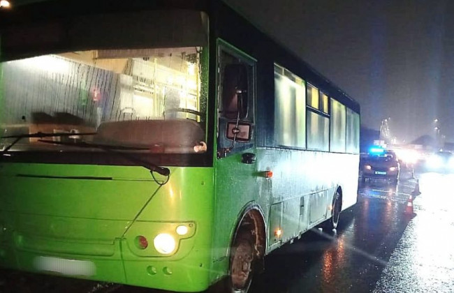 Под Киевом мужчина попал под колеса автобуса