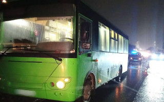 Под Киевом мужчина попал под колеса автобуса