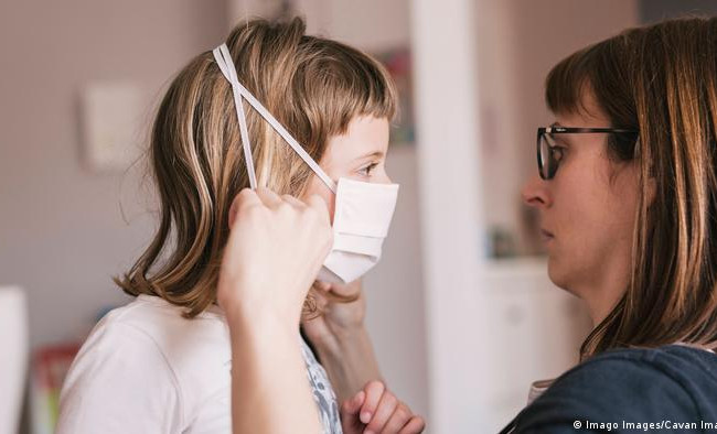 Ученый объяснил, почему коронавирусом «Омикрон» стали чаще болеть дети