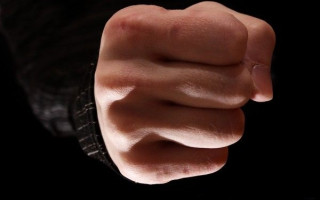 В Киеве незнакомец на улице внезапно набросился на женщин и жестоко избил их