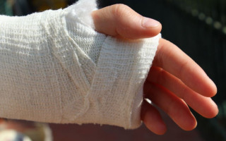 Послизнулася у магазині й зламала руку: яке рішення прийняв суд