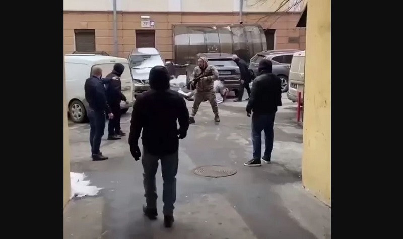 В Киеве недалеко от здания СБУ открыли стрельбу из автомата: видео