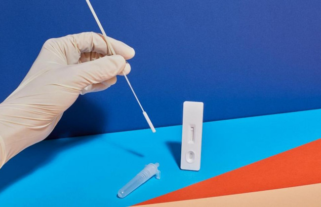 Подвариант коронавируса «Омикрон» стремительно распространяется в Европе и может быть заразней