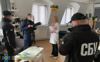 На Закарпатті затримали лікарку, яка «заробляла» півмільйона гривень на COVID-сертифікатах
