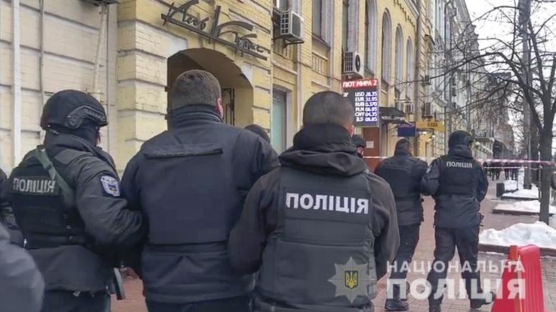 Стрілянина біля будівлі СБУ: постраждали двоє, до поліції забрали 14 осіб