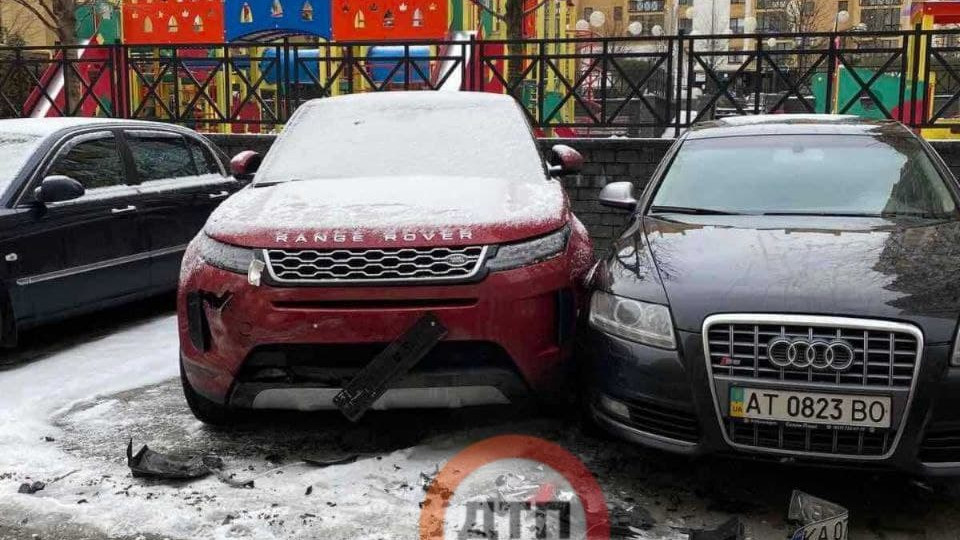 Под Киевом водитель устроил погром во дворе: разбил не один автомобиль