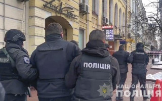 Стрілянина біля будівлі СБУ: постраждали двоє, до поліції забрали 14 осіб