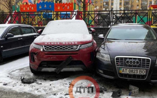 Под Киевом водитель устроил погром во дворе: разбил не один автомобиль