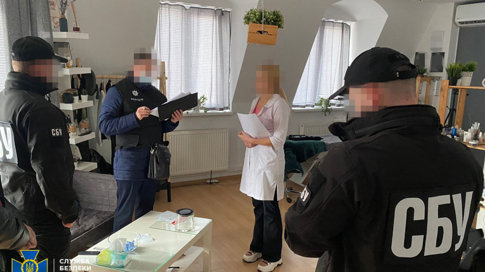 На Закарпатті затримали лікарку, яка «заробляла» півмільйона гривень на COVID-сертифікатах