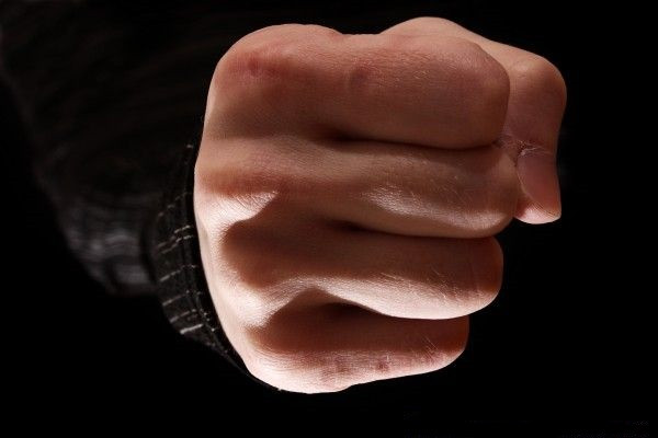 В Киеве незнакомец на улице внезапно набросился на женщин и жестоко избил их