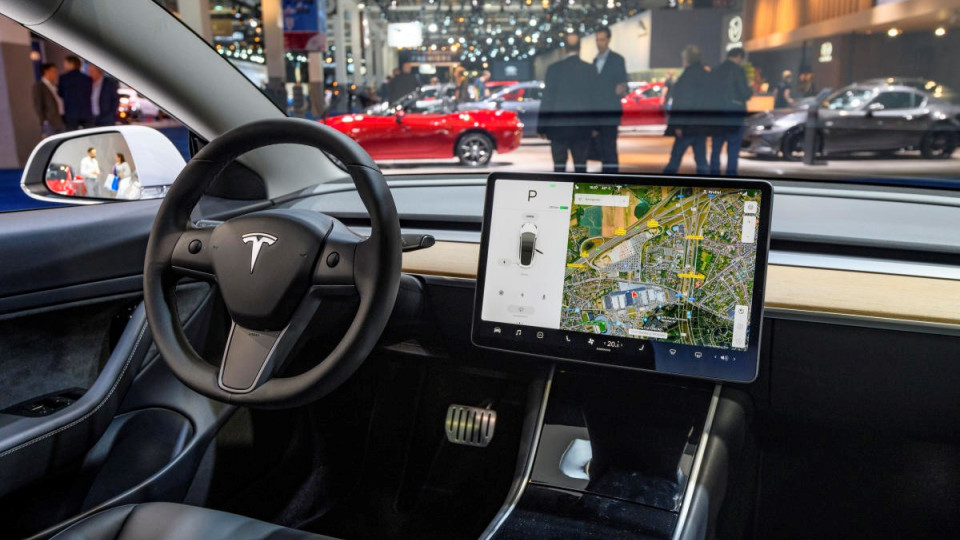 Tesla отзовет почти 54 000 автомобилей, которые могут не подчиняться знакам «стоп»