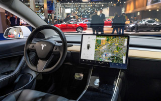 Tesla отзовет почти 54 000 автомобилей, которые могут не подчиняться знакам «стоп»