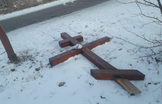 Под Киевом парни ради развлечения повредили памятный крест