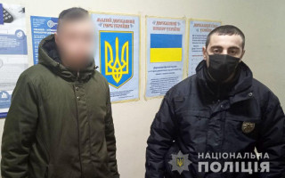 Ради популярности в Tik-Tok: в Мариуполе парень кидался топором с балкона