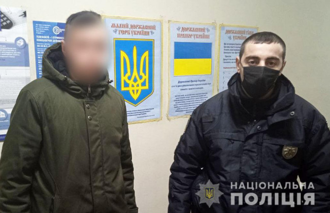 Ради популярности в Tik-Tok: в Мариуполе парень кидался топором с балкона