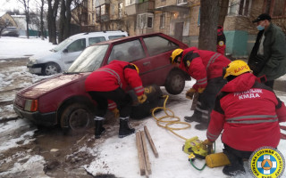 В Киеве возле жилого дома два автомобиля провалились в яму, фото