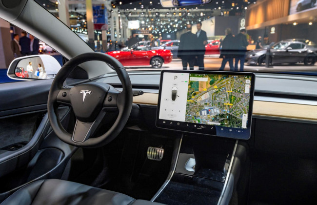 Tesla отзовет почти 54 000 автомобилей, которые могут не подчиняться знакам «стоп»