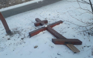 Под Киевом парни ради развлечения повредили памятный крест