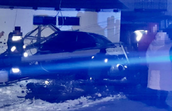 ДТП в Борисполе: автомобиль влетел в электроопору и снес забор