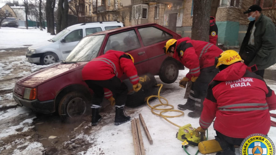 В Киеве возле жилого дома два автомобиля провалились в яму, фото