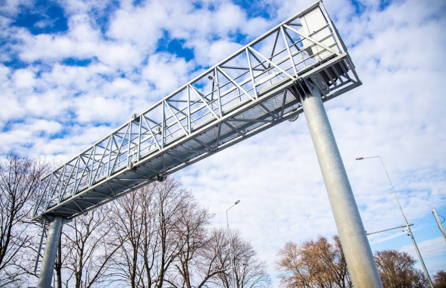 На некоторых трассах в Украине установят большие рамки над дорогой: для чего они