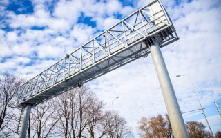 На некоторых трассах в Украине установят большие рамки над дорогой: для чего они