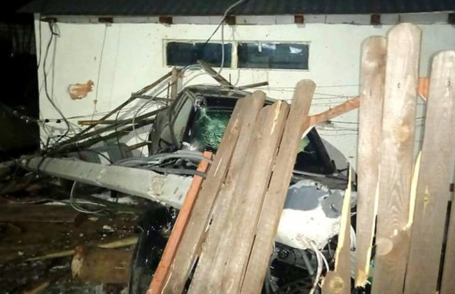 Снес столб и забор: под Киевом произошло серьезное ДТП, фото