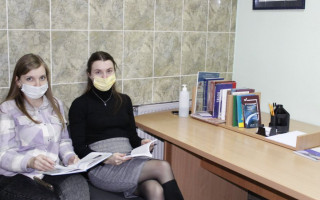 У суді на Сумщині облаштували книжкову полицю для відвідувачів, фото