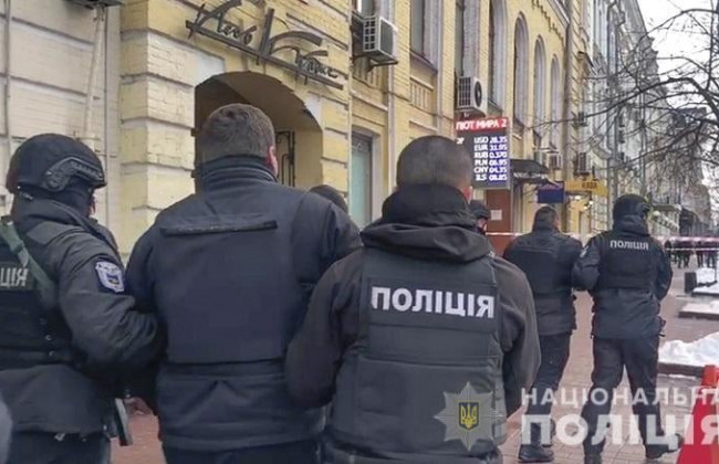 Суд обрав запобіжні заходи затриманим за хуліганські дії біля фінансової установи Києва