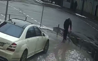В Киеве «герой парковки» умышленно сломал столбик, видео