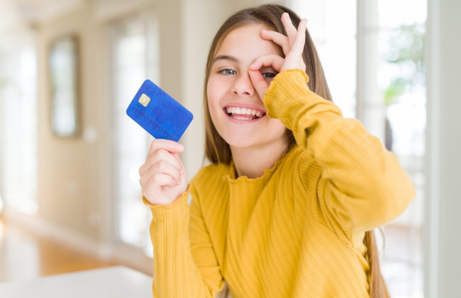 «Ковидная» тысяча для подростков: ПриватБанк начал оформлять карты