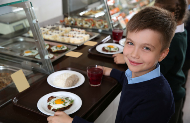 Шкільних кухарів навчатимуть готувати за новим меню: деталі