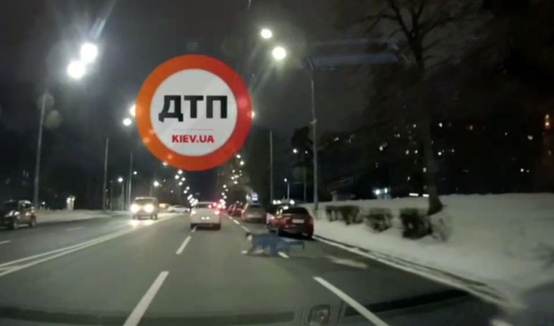 Прыгает под машину: киевлянин показал видео автоподставы