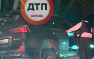 Под Киевом внедорожник Lexus врезался в дерево