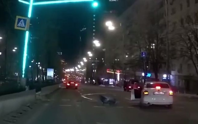 В Киеве двое водителей на Mercedes устроили гонки и поплатились за это, видео