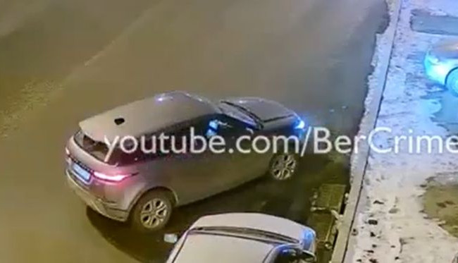 В Киеве «герой парковки» на внедорожнике сломал бетонный бордюр, видео
