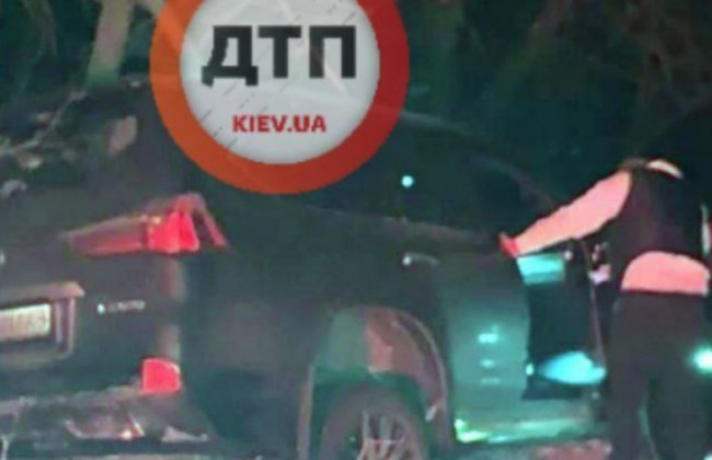 Под Киевом внедорожник Lexus врезался в дерево