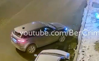 В Киеве «герой парковки» на внедорожнике сломал бетонный бордюр, видео