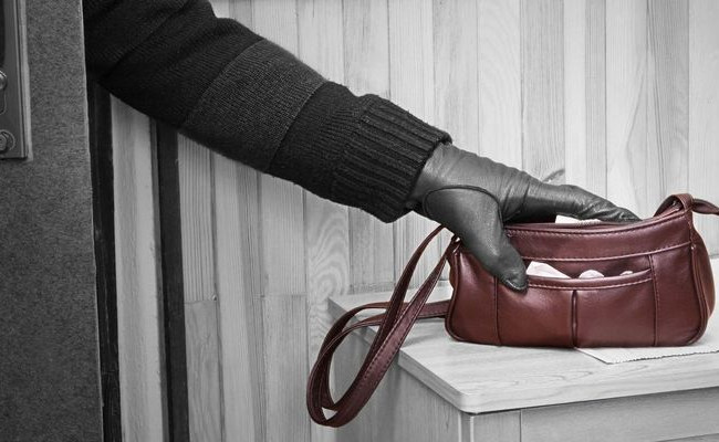 Мошенник украл у женщины сумку и оформил на её имя кредиты