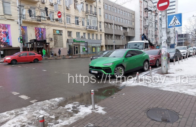 В Киеве власти наказали «героя парковки» на шикарном авто: фото